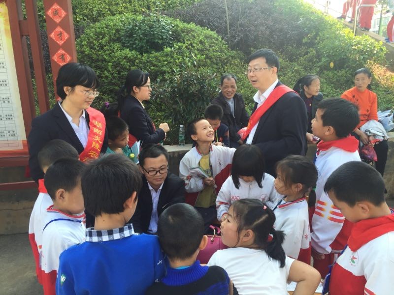 炎陵农商银行:网格化精准营销之金融知识进校园 (2).jpg