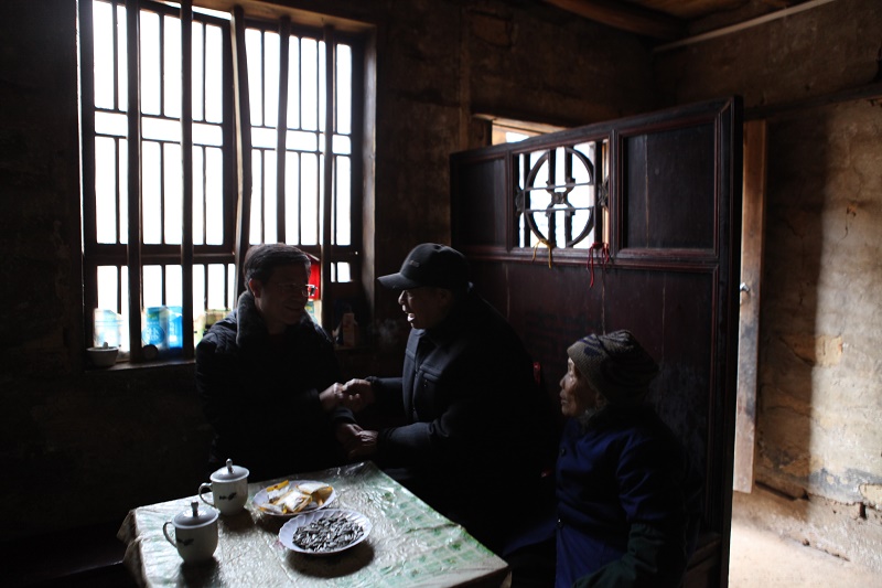 耒阳农商银行董事长蒋生文慰问贫困退休干部现场