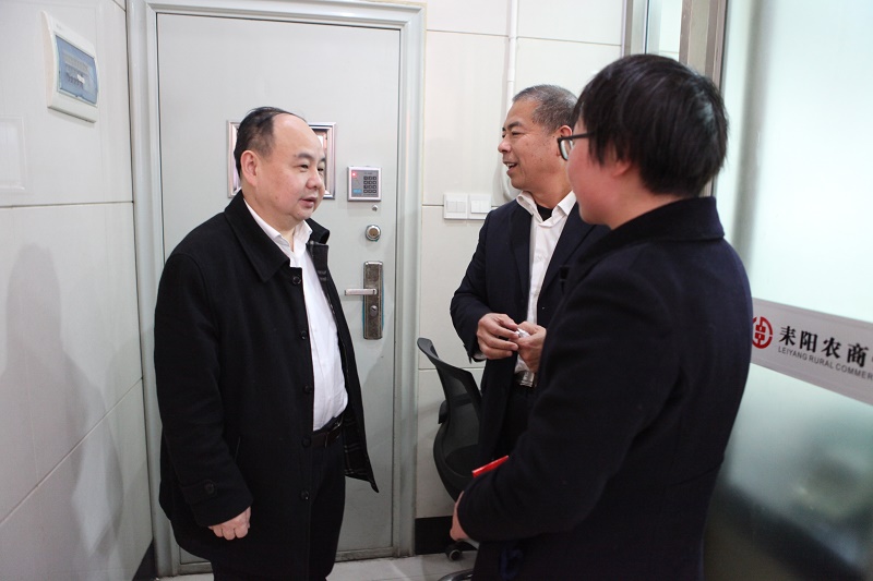 行长张永国慰问贫困职工现场