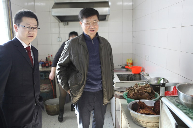 蒋生文董事长在长坪支行察看春节食堂物质贮备情况