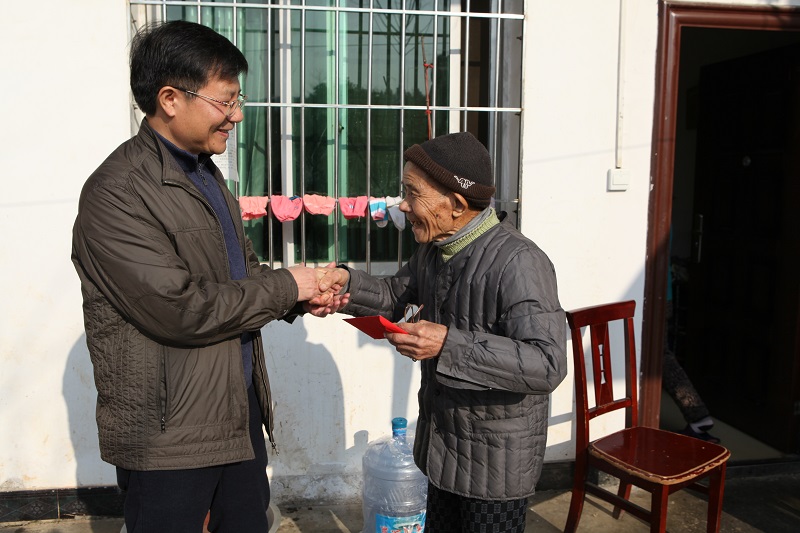 蒋生文董事长看望慰问正在写春联的退休职工匡兴家老人