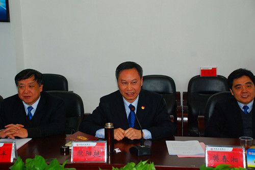 (图为永州办事处主任欧阳挺介绍永州经验)