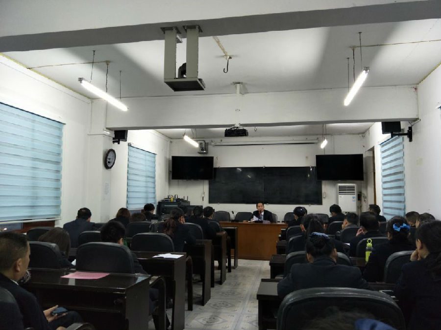 新晃农商银行集中学习会现场