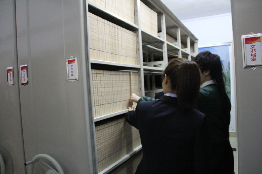 参观档案室2.JPG
