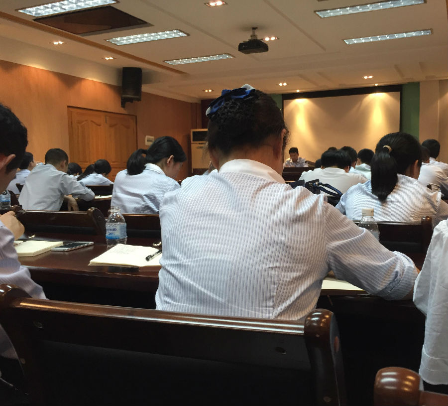 营业部员工在周四晚上开展学习