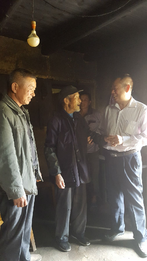 炎陵农商银行:李国赐(李永辉)董事长走访慰问结对帮扶贫困户2.jpg