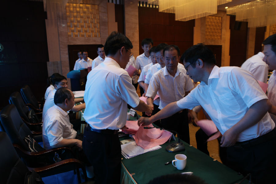 各支行、部室向总行董事长递交责任状