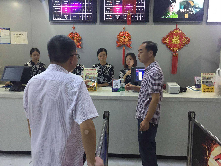现场为影院工作人员进行培训指导.jpg