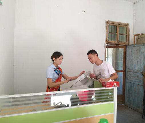 该行工作人员正在为客户办理业务