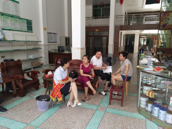 工作人员向群众介绍相关相关金融知识