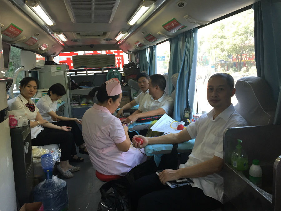 献血车内的“热血青年”.jpg