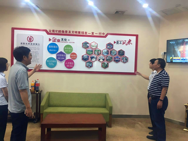 市银协评审组在城北支行察看创建工作.jpg