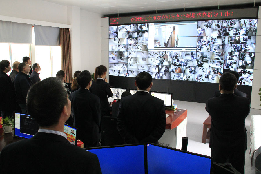 参观视频监控中心(观看监控视频).JPG