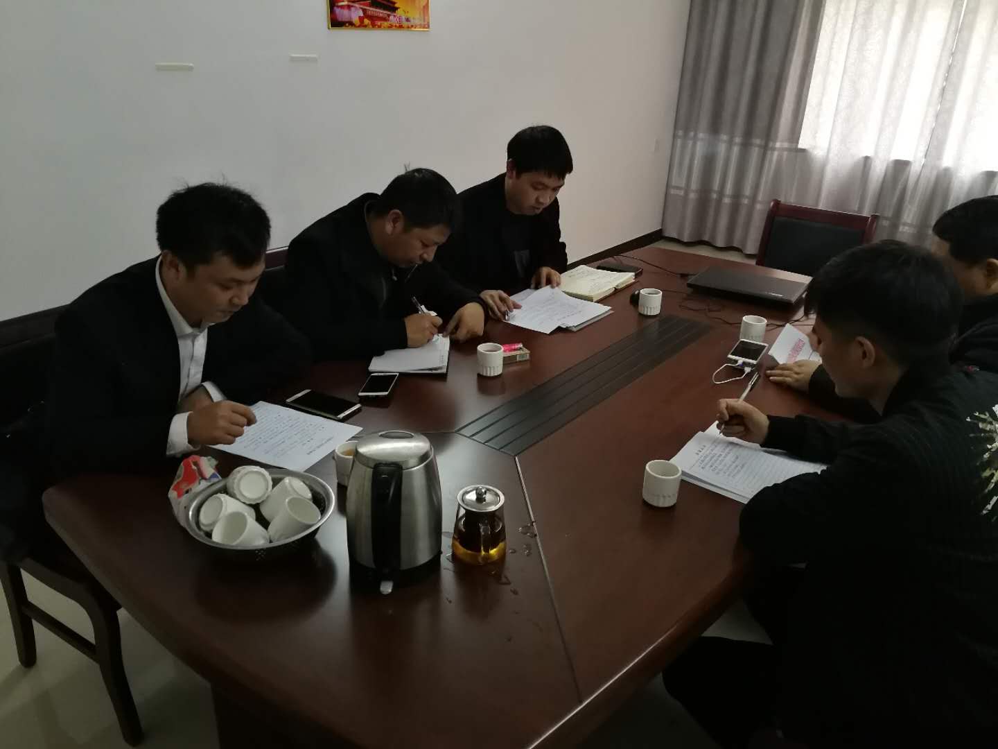 磨形片区支部党员学习会议现场