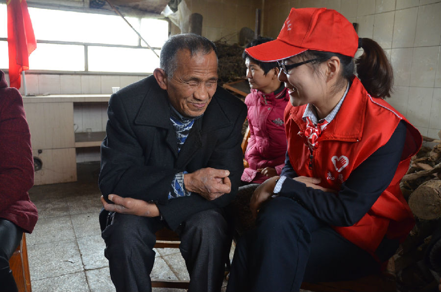 (图为志愿者与老人促膝而谈)