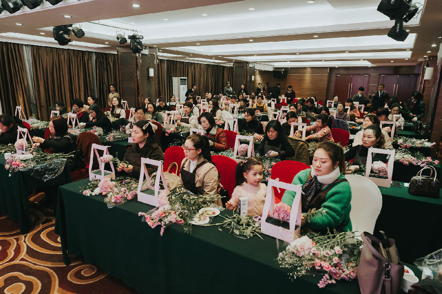 嘉宾聆听花艺讲座.jpg