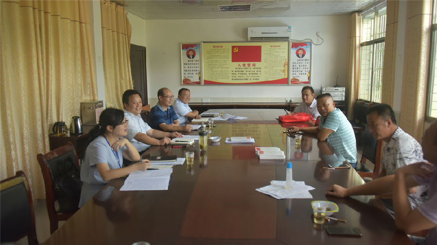 2019年7月30日,高仕贤主任与联点村干部亲切交谈.JPG