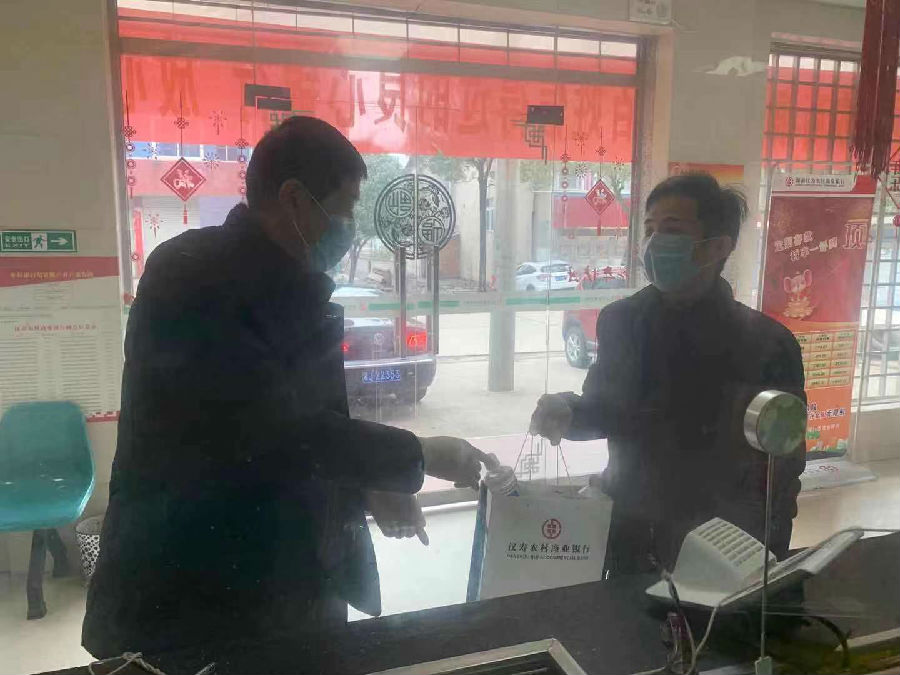 总行领导为支行送防疫物品 (2).jpg
