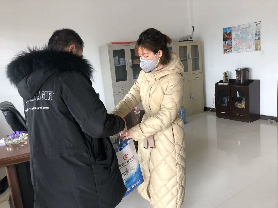 总行领导为支行送防疫物品 (3).jpg