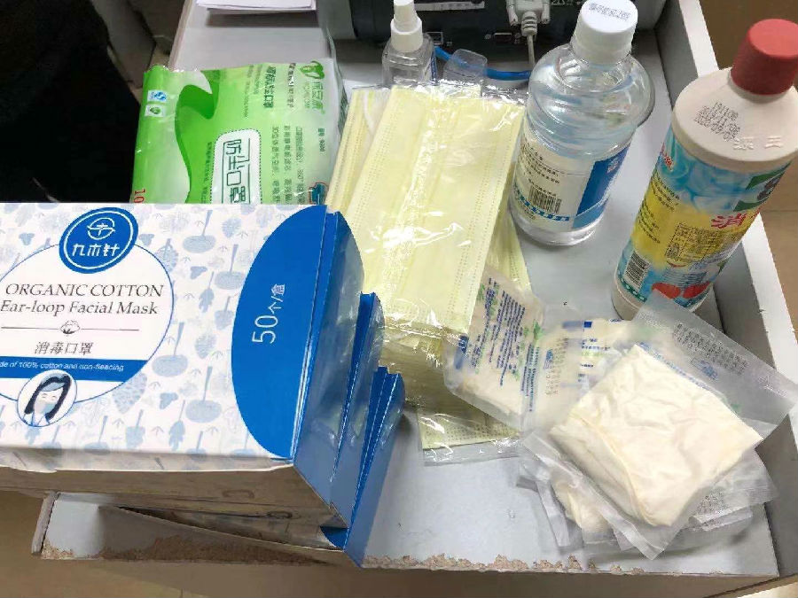 总行领导为支行送防疫物品 (1).jpg