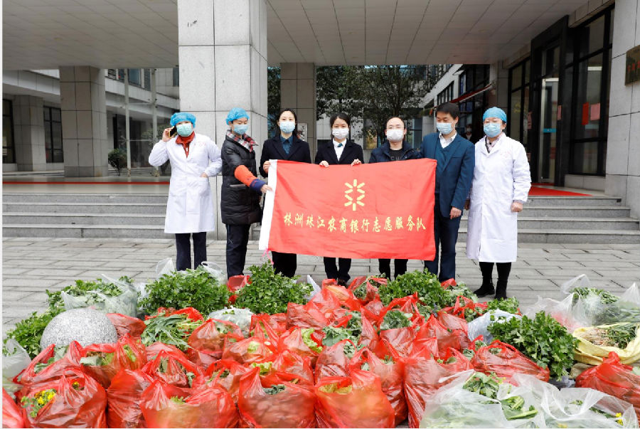志愿服务活动(购买贫困户蔬菜免费送给参加抗疫的医院).jpg