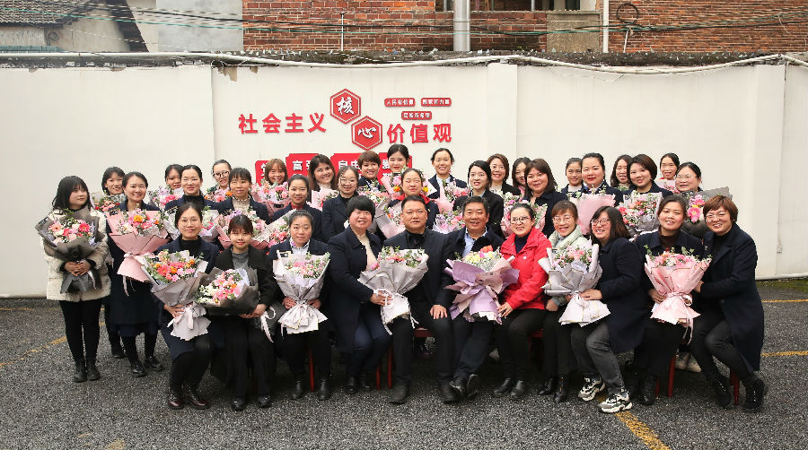 4 行领导与女员工代表合影留念 (2).jpg