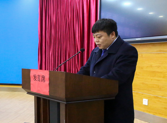 图为排碧支行行长田啸代表“金融精准扶贫竞赛先进个人”进行典型发言