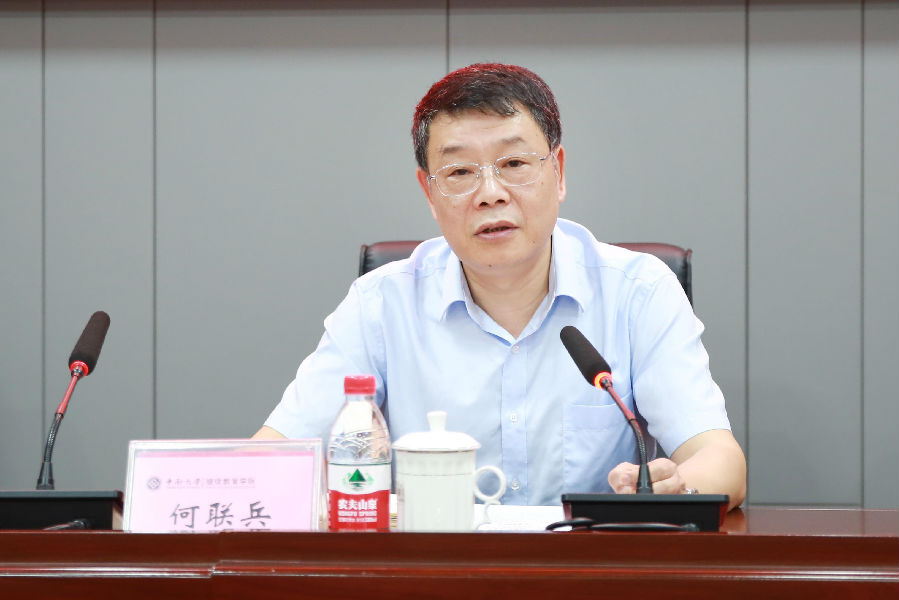 湘潭办事处党组书记、主任何联兵作开班讲话