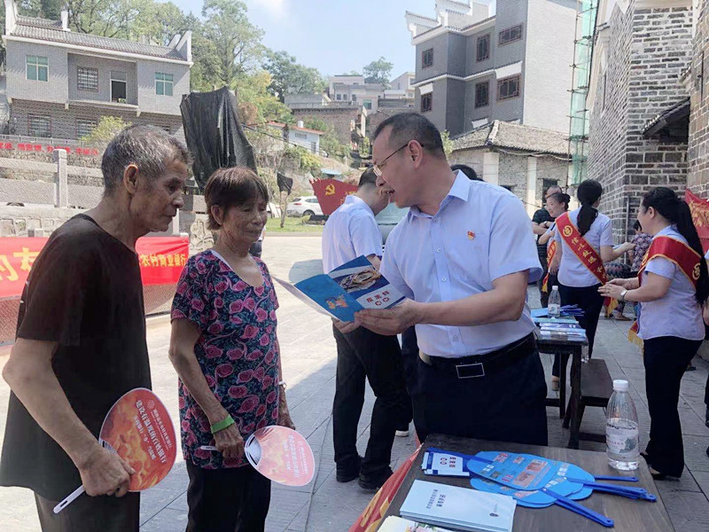 领导带头宣传.jpg