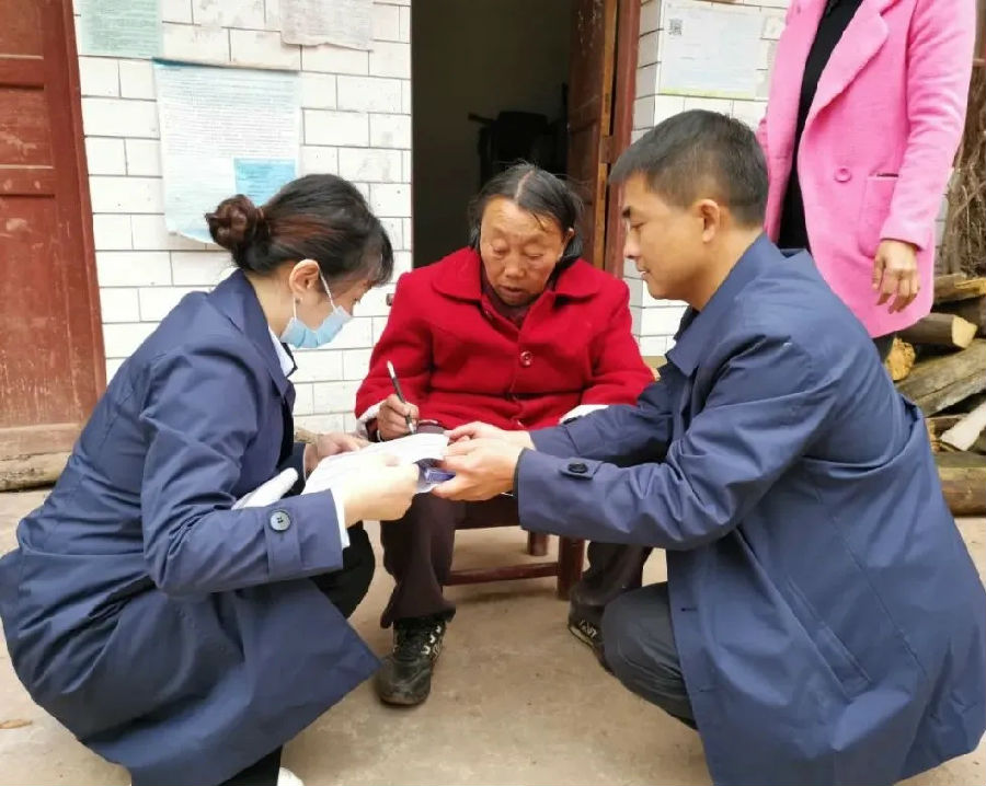 11▲为行动不便老人上门办理社保卡.webp.jpg