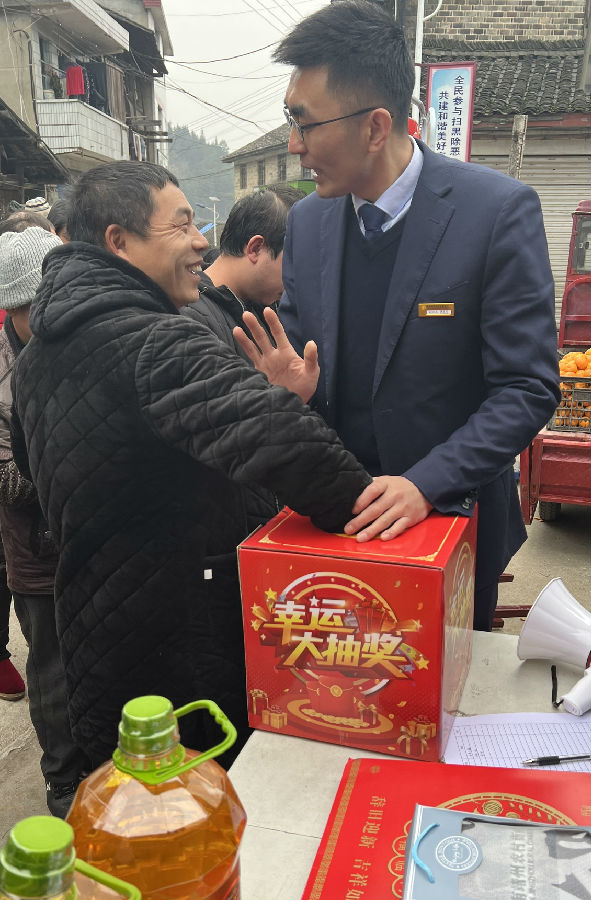 党建共创.靖州农商银行 送礼进苗乡 掀起“2022年度开门红”高潮1.jpg