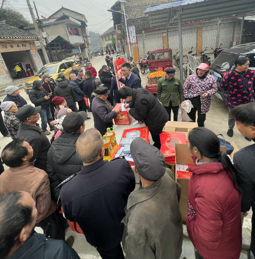 党建共创.靖州农商银行 送礼进苗乡 掀起“2022年度开门红”高潮2.jpg