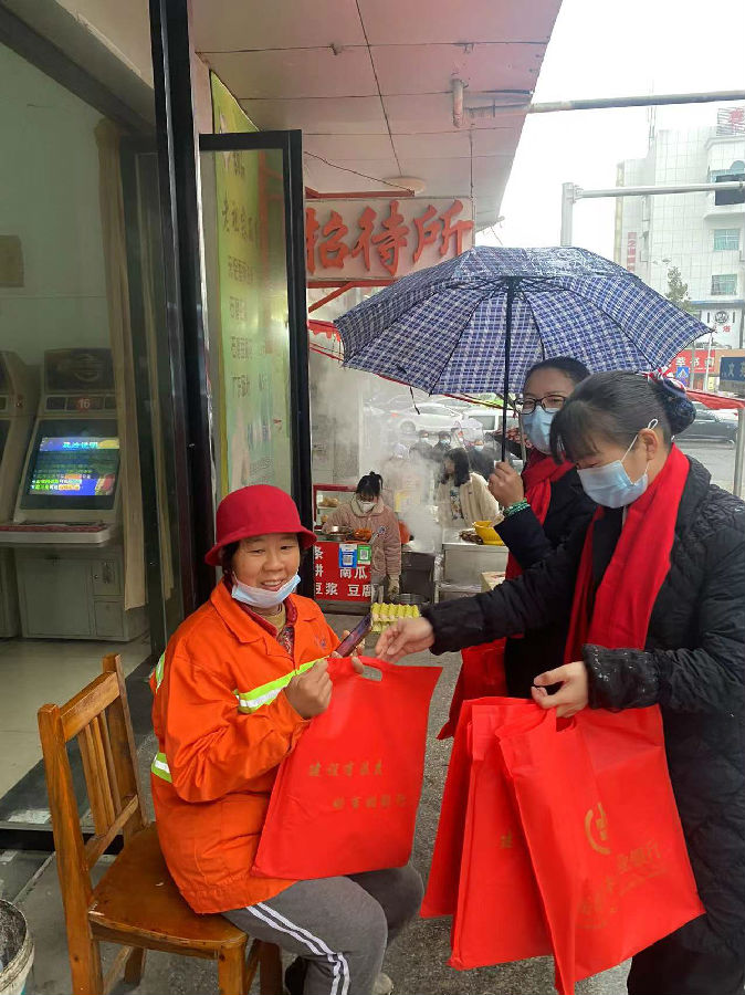 云溪支行送春联活动1