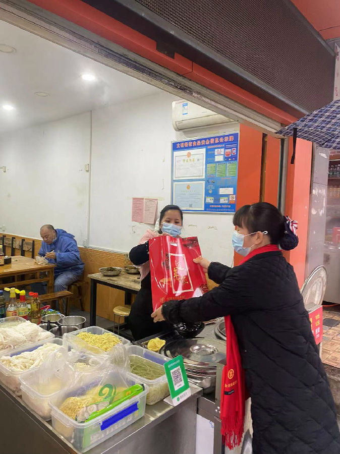 云溪支行送春联活动2