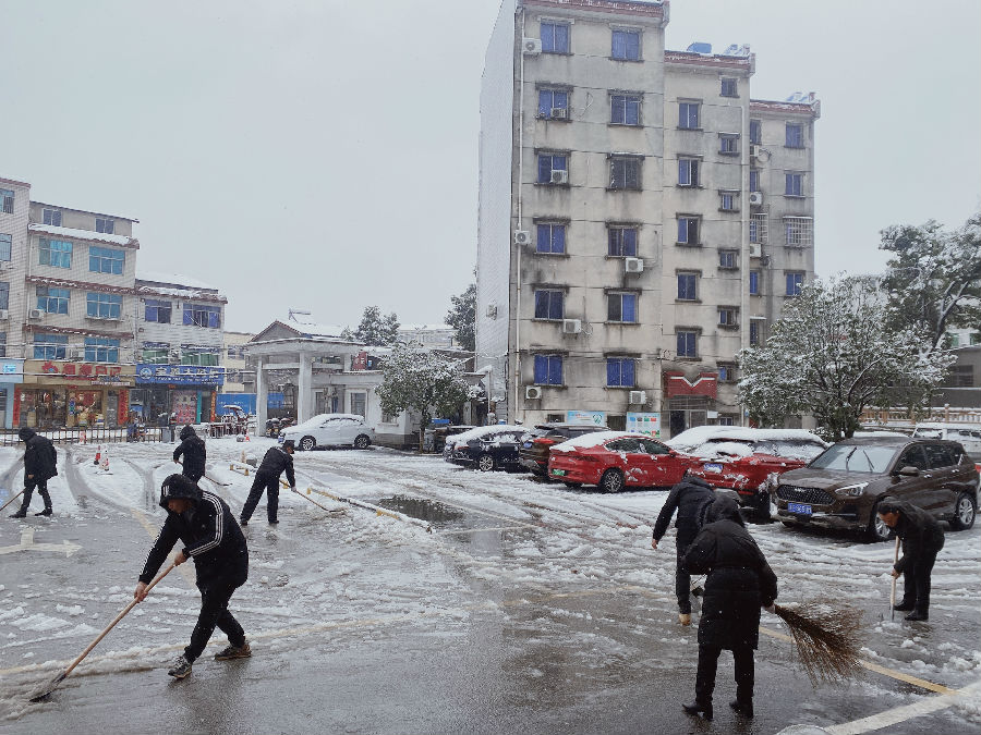 云溪支行扫积雪2
