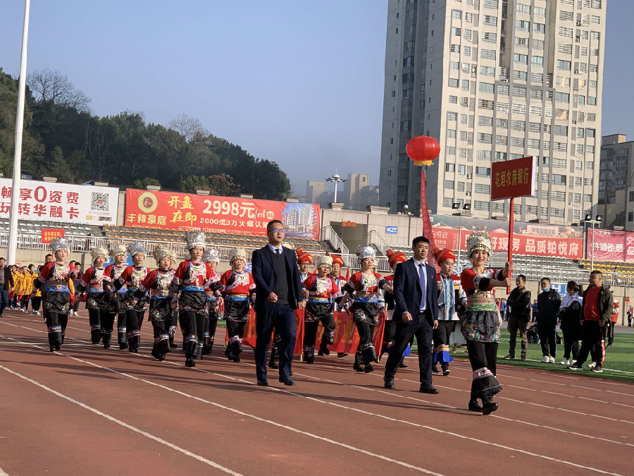 图为花垣农商银行代表队入场