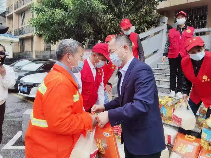 现场慰问环卫工人