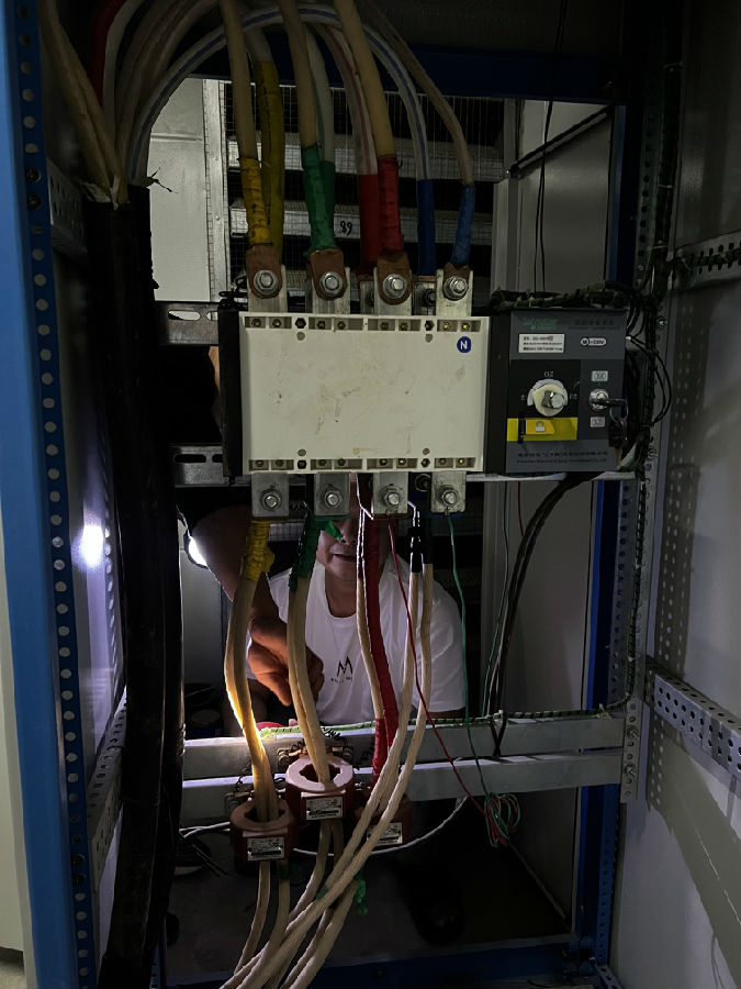 检查柴油发电机线路.jpg